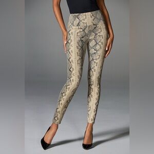 Boston Proper Off White Snake Faux Leather Legging Size L
